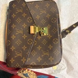 Lv pochette